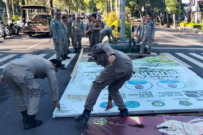 Satpol PP Jembrana Tertibkan Reklame Rusak Dan Tak Berizin 1