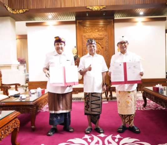 Solusi Gubernur Koster Kembalikan Situasi Normal di Ungasan, Pemkab Badung dan GWK Tanda Tangani BAST