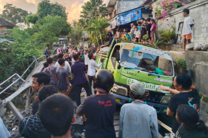 Terobos Jembatan Darurat Di Patolan, Sopir Truk Ugal Ugalan Nyaris Dihajar Warga 1