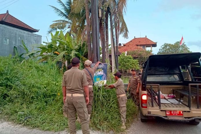 Terpasang Di Tiang Listrik Dan Pohon, Puluhan Banner Diberangus Satpol PP Gianyar 1