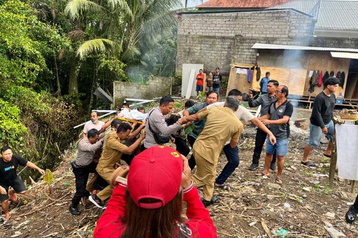 Terpeleset Saat Buang Sampah, Warga Blungbang Jatuh Ke Jurang 1