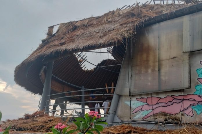 Tersambar Petir, Atap Restoran Di Padangbai Terbakar 1