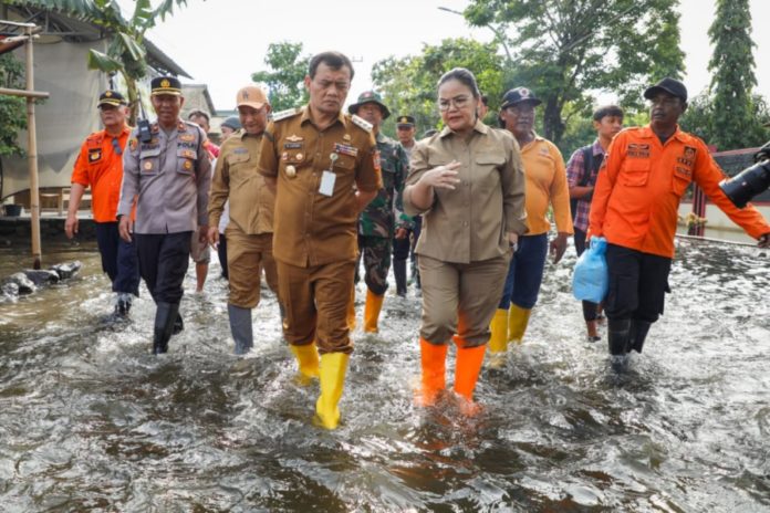 Tinjau Korban Banjir, Gubernur Ahmad Luthfi Pastikan Bantuan Tepat Sasaran 1