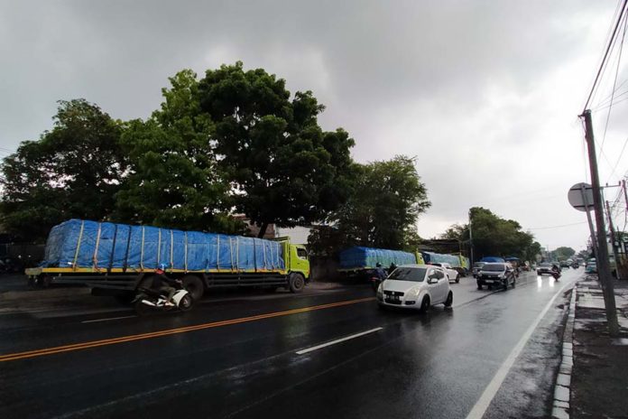 Truk Parkir Di Jalan Cargo Makin Liar, Kemenhub Diminta Segera Bangun Terminal Barang 1