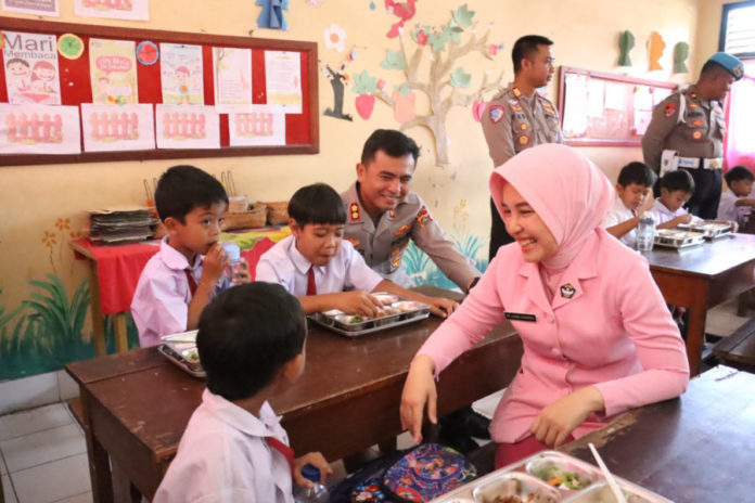 Uji Coba SPPG, Kapolres Gianyar Pantau Pendistribusian MBG Di Sekolah Ini 1