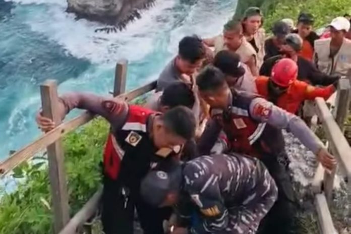 WN Prancis Tewas Terseret Ombak Di Pantai Kelingking 1
