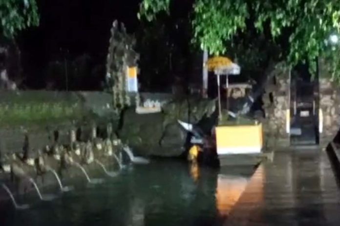 Air Pangelukatan Tirta Empul Sempat Naik Akibat Banjir 1