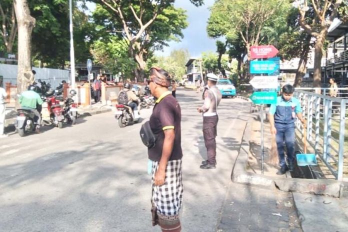 Banyak Yang Parkir Sembarangan, Polisi Awasi Titik Kumpul Ojol Di Seputaran Bandara Ngurah Rai 1