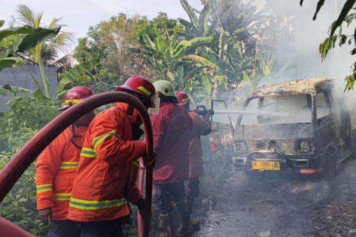 Baru Saja Diparkir, Angkot Di Subagan Terbakar 1