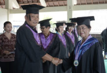 Belajar Tak Kenal Usia, Puluhan Lansia di Karangasem di Diwisuda