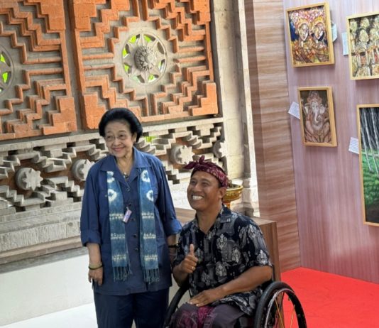 Beli Lukisan di IKM Bali Bangkit, Megawati Ajak Kepala Daerah se-Bali Maknai Filosofi “Tat Twam Asi”