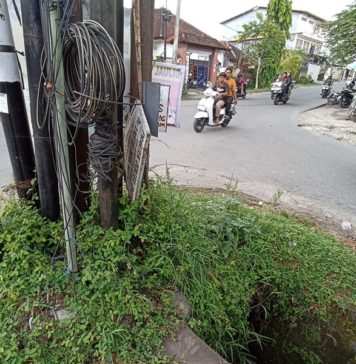 Bisa Jadi Penyebab Banjir, Tiang dan Kabel Provider Dipasang di Drainase