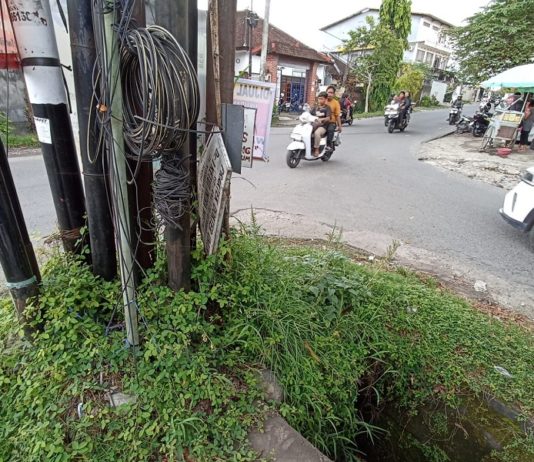 Bisa Jadi Penyebab Banjir, Tiang dan Kabel Provider Dipasang di Drainase
