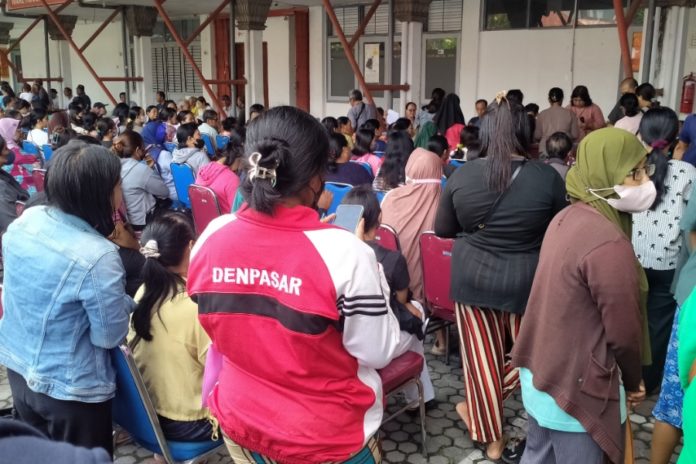 BLT Rp900 Ribu Cair, Penerima Antri Sejak Pagi 1