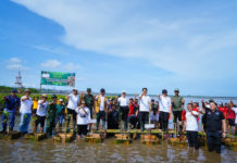 Bupati Adi Arnawa Ikuti Gotong Royong Semesta Berencana Tanam Pohon dan Bersih Sampah