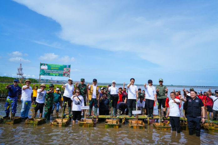 Bupati Adi Arnawa Ikuti Gotong Royong Semesta Berencana Tanam Pohon Dan Bersih Sampah 1