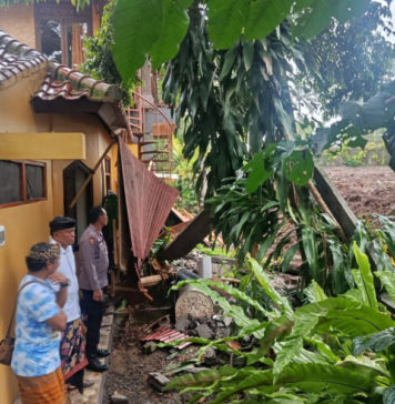 Camat dan Kapolsek Ubud Kunjungi Korban Tanah Longsor di Banjar Pengosekan Kaja