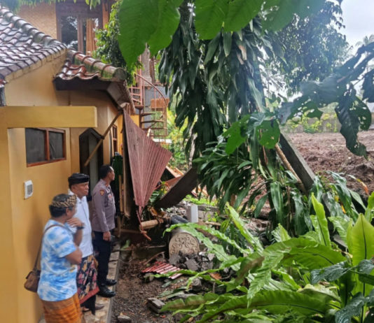 Camat dan Kapolsek Ubud Kunjungi Korban Tanah Longsor di Banjar Pengosekan Kaja