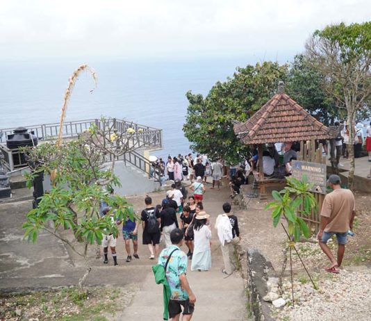 Dinilai Rusak Keindahan Alam, Wisatawan Kecewa Ada Lift Kaca di Pantai Kelingking