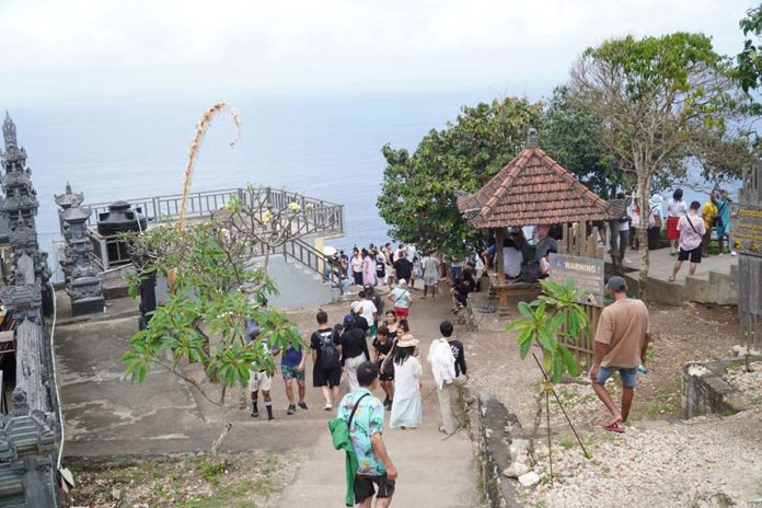 Dinilai Rusak Keindahan Alam, Wisatawan Kecewa Ada Lift Kaca Di Pantai Kelingking 1