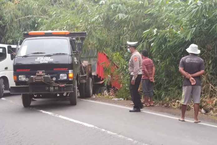 Gara Gara Patah As Panjang, Truk Muat Pasir Terperosok Ke Jurang 1