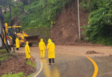 Gunakan Alat Berat, Tim Gabungan Bersihkan Puing Longsor di Desa Gitgit