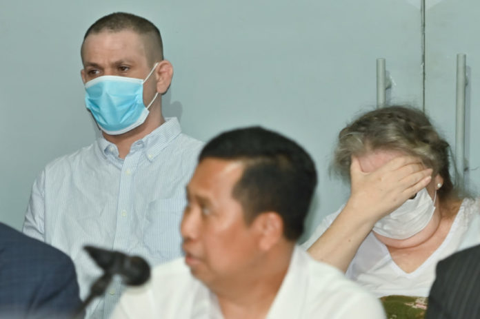 Gunakan Kursi Roda Dan Dibopong Petugas, Lindsay June Sandiford Diserahkan Ke Pemerintah Inggris 1