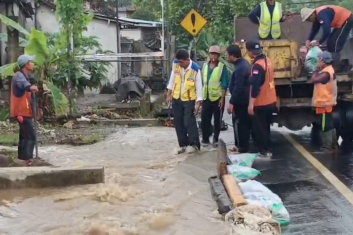 Hujan Deras Guyur Samsam Tabanan, Luapan Saluran Irigasi Macetkan Jalan Denpasar Gilimanuk 1