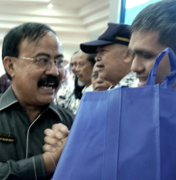 I Ketut Wija Tetap Semangat Mengajar Dalam Keterbatasan, ke Sekolah Diantar Istri