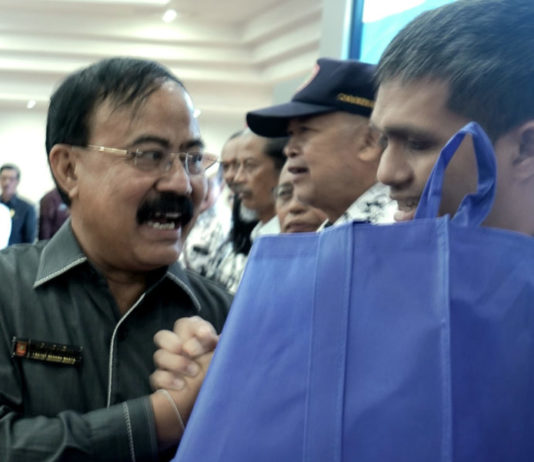 I Ketut Wija Tetap Semangat Mengajar Dalam Keterbatasan, ke Sekolah Diantar Istri