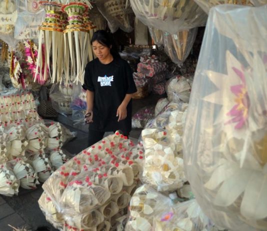 Jelang Hari Raya Galungan, Perlengkapan Penjor Mulai Diserbu Masyarakat