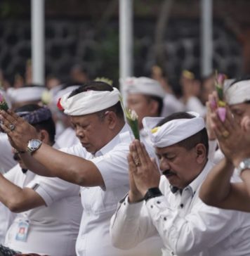 Jelang HUT ke-54 KORPRI, Pemkab Karangasem Sembahyang Bersama di Pura Jagatnatha