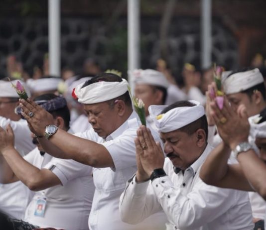 Jelang HUT ke-54 KORPRI, Pemkab Karangasem Sembahyang Bersama di Pura Jagatnatha