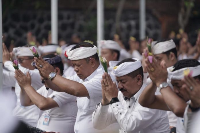 Jelang HUT Ke 54 KORPRI, Pemkab Karangasem Sembahyang Bersama Di Pura Jagatnatha 1
