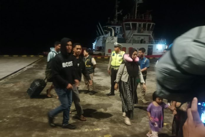 Kapal Binaiya Berlayar Dari Bima Sandar Di Benoa, Ratusan Penumpang Diperiksa ID Dan Bawaan 1