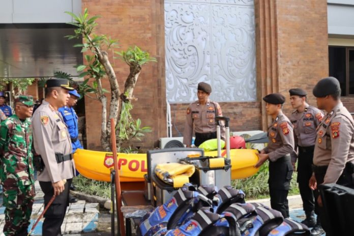 Kapolresta Denpasar Periksa Kesiapan Anggota Dan Sarpras Penanganan Bencana 1