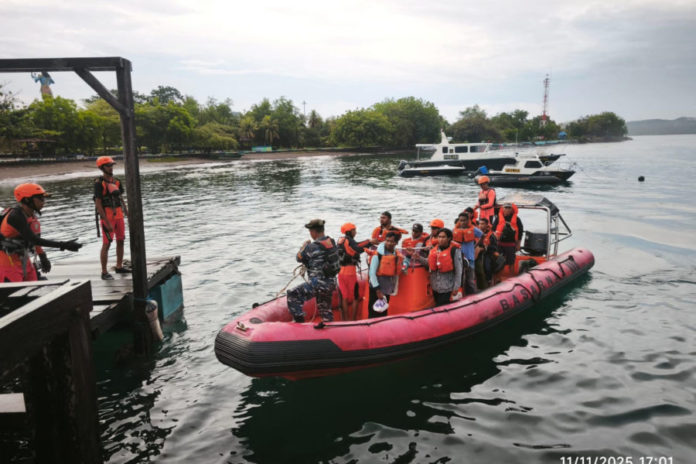 KMP Cemerlang 55 Kandas Di Selat Bali, Puluhan Penumpang Dievakuasi Di Gilimanuk 1