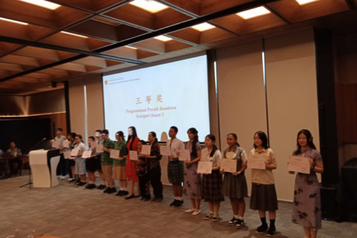 Konjen RRT Serahkan Beasiswa Senilai Rp400 Juta 1