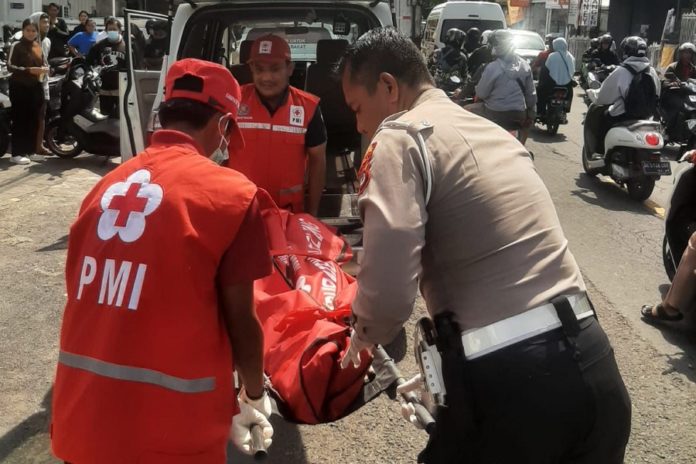 Lakalantas Di Banyualit Buleleng, Pemotor Tewas Terlindas Truk Tronton 1