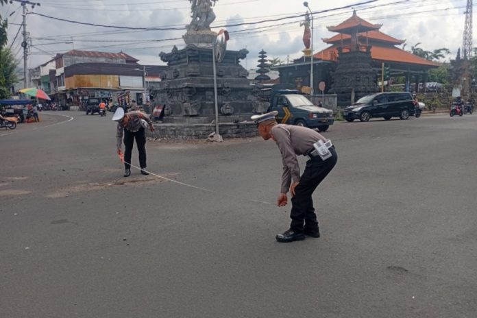 Langgar Lampu Merah Dan Tabrak Pemotor Hingga Tewas Di Seririt, Sopir Truk Diperiksa Intensif 1