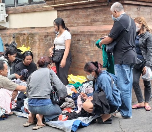 Larangan Impor Baju Bekas: Pedagang ‘Thrift’ di Pasar Badung Pasrah, Pembeli Pilih Beralih