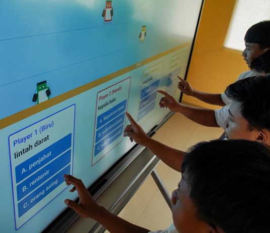 Luncurkan ‘Smartboard,’ Presiden Prabowo Lihat Langsung Penggunaannya di SMPN 4 Bekasi