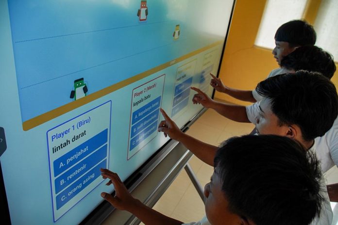 Luncurkan 'Smartboard,' Presiden Prabowo Lihat Langsung Penggunaannya Di SMPN 4 Bekasi 1