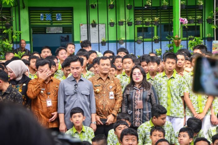 MBG Di Jawa Tengah Telah Sasar 6,3 Juta Penerima Manfaat, Wapres Gibran Dan Gubernur Luthfi Tinjau Langsung Di Sekolah 1