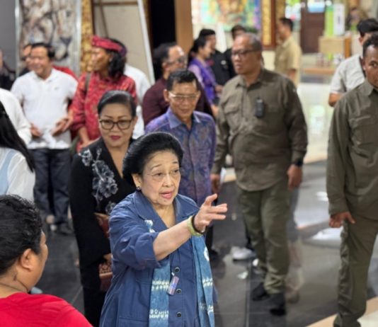 Megawati Kunjungi Sejumlah Stand Pameran IKM Bali Bangkit