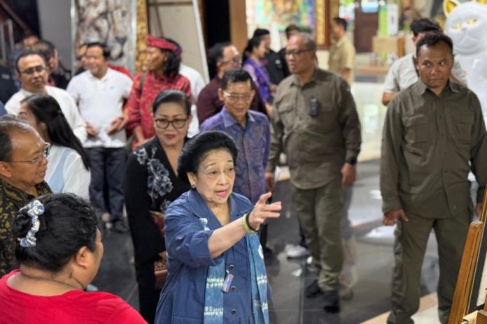 Megawati Kunjungi Sejumlah Stand Pameran IKM Bali Bangkit 1