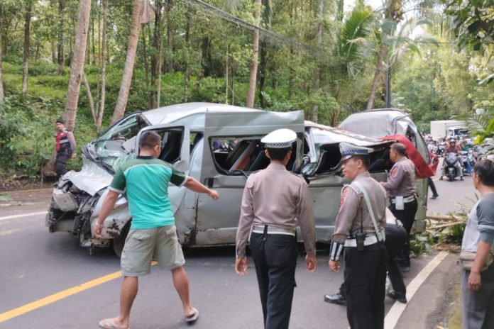 Mobil Bawa Belasan Wisatawan China Lakalantas Di Padangbulia, Ada Korban Tewas 1