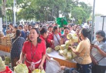 Rela Antre Sejak Pagi, Masyarakat Serbu Canang Sari Rp157 Per Bungkus
