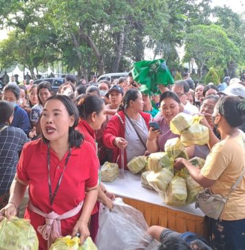 Rela Antre Sejak Pagi, Masyarakat Serbu Canang Sari Rp157 Per Bungkus
