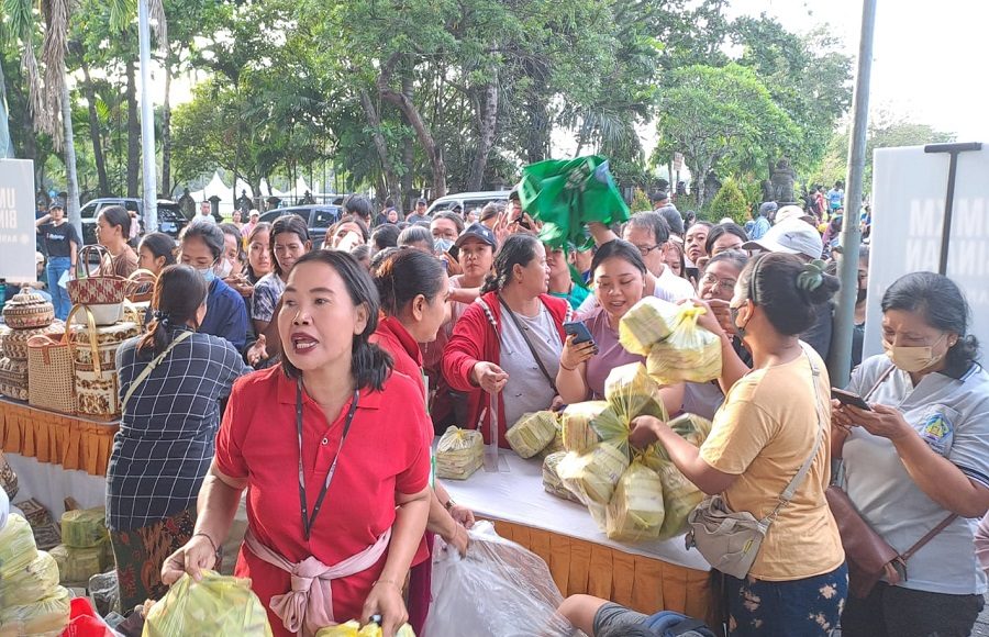 Rela Antre Sejak Pagi, Masyarakat Serbu Canang Sari Rp157 Per Bungkus
